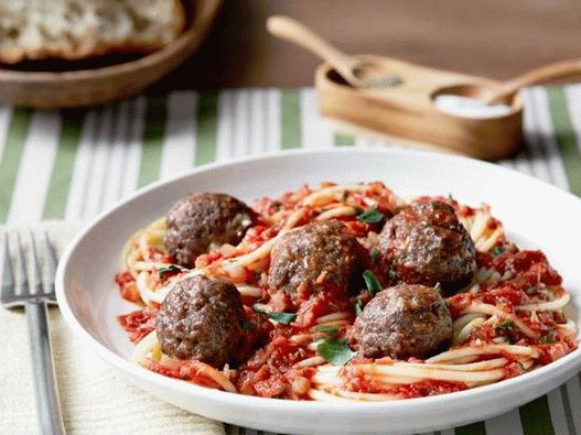 Fotografia farfuriei - Spaghete cu chiftele în sos de roșii