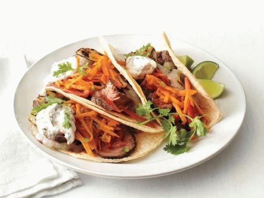 Fotografia felului de mâncare - Taco carne asada cu morcovi și ardei